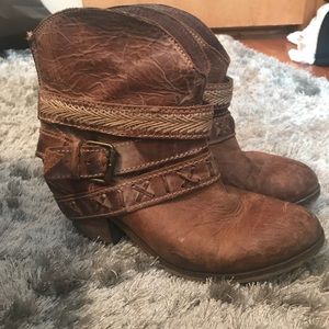 Indie Spirit Corral Boot (short boots, size 7)